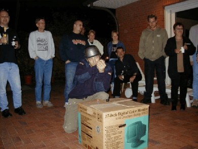 Beetle musste nat�rlich auch beweisen das er snipern kann. Hinter seiner Kiste  ging es Ihm auch gut von der Hand und er traf alle 4 Terrors ohne einen TK zu machen ! Bravo so kennen wir dich Arne !