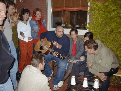 Abends wurde noch zusammen gesessen gegrillt ,getrunken und musiziert !
